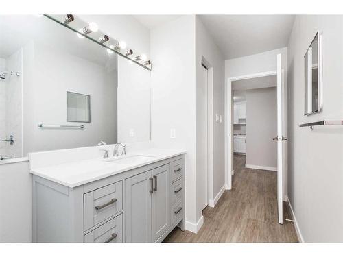 206-75 Temple Boulevard West, Lethbridge, AB - Indoor Photo Showing Bathroom