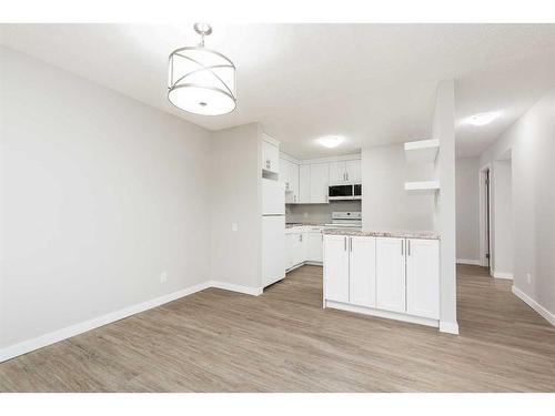 206-75 Temple Boulevard West, Lethbridge, AB - Indoor Photo Showing Kitchen