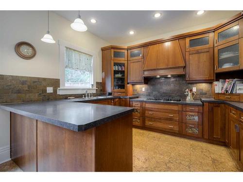 652 11 Street South, Lethbridge, AB - Indoor Photo Showing Kitchen