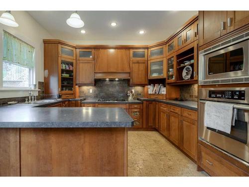 652 11 Street South, Lethbridge, AB - Indoor Photo Showing Kitchen