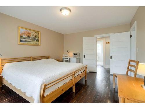 652 11 Street South, Lethbridge, AB - Indoor Photo Showing Bedroom