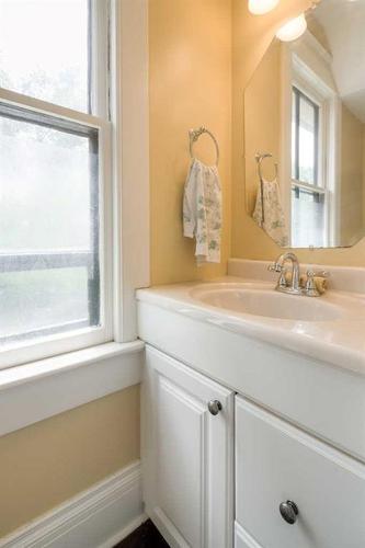 652 11 Street South, Lethbridge, AB - Indoor Photo Showing Bathroom