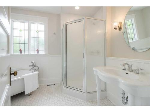 652 11 Street South, Lethbridge, AB - Indoor Photo Showing Bathroom