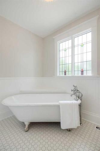 652 11 Street South, Lethbridge, AB - Indoor Photo Showing Bathroom