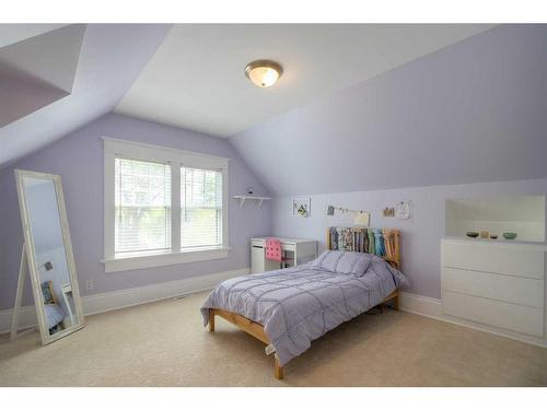 652 11 Street South, Lethbridge, AB - Indoor Photo Showing Bedroom