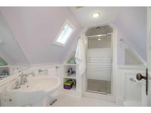 652 11 Street South, Lethbridge, AB - Indoor Photo Showing Bathroom