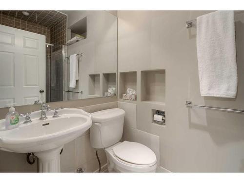 652 11 Street South, Lethbridge, AB - Indoor Photo Showing Bathroom