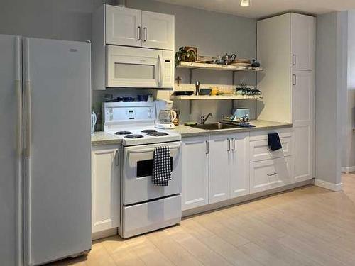 652 11 Street South, Lethbridge, AB - Indoor Photo Showing Kitchen