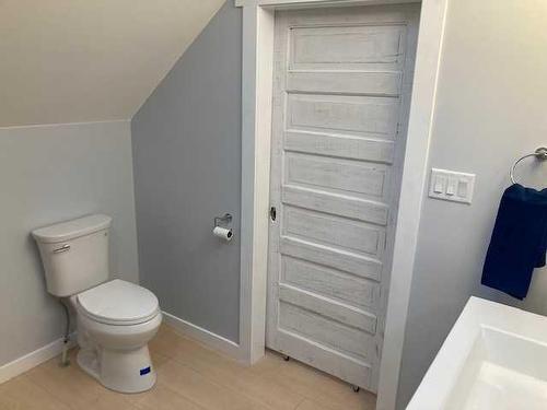 652 11 Street South, Lethbridge, AB - Indoor Photo Showing Bathroom