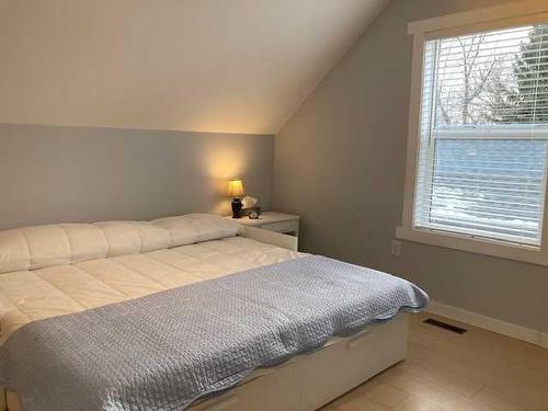 652 11 Street South, Lethbridge, AB - Indoor Photo Showing Bedroom