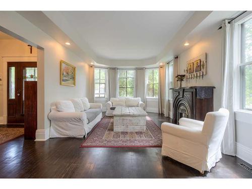 652 11 Street South, Lethbridge, AB - Indoor Photo Showing Living Room