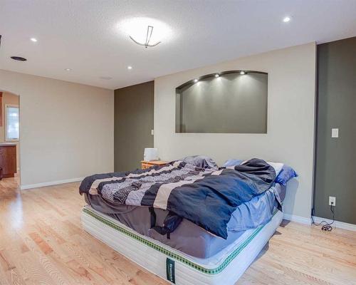 2005 16 Street North, Lethbridge, AB - Indoor Photo Showing Bedroom