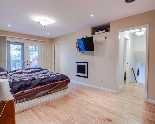 2005 16 Street North, Lethbridge, AB - Indoor Photo Showing Bedroom