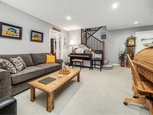 295 Canyon Boulevard West, Lethbridge, AB - Indoor Photo Showing Living Room