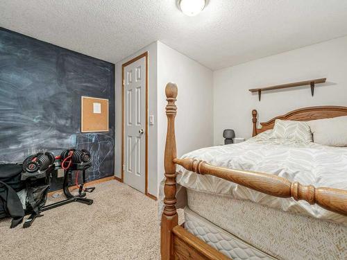 203 Ryerson Road West, Lethbridge, AB - Indoor Photo Showing Bedroom