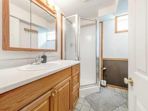 203 Ryerson Road West, Lethbridge, AB - Indoor Photo Showing Bathroom