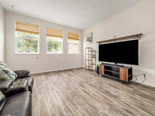 203 Ryerson Road West, Lethbridge, AB - Indoor Photo Showing Living Room