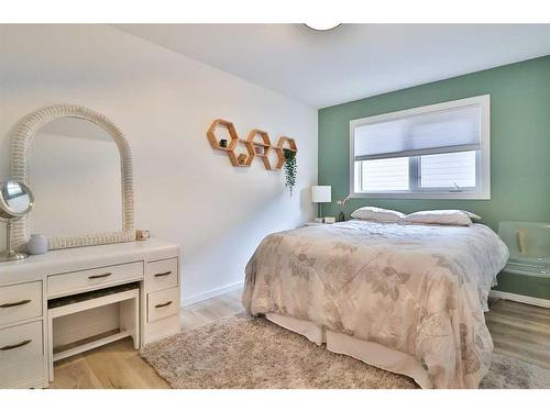 14 Edinburgh Gate West, Lethbridge, AB - Indoor Photo Showing Bedroom