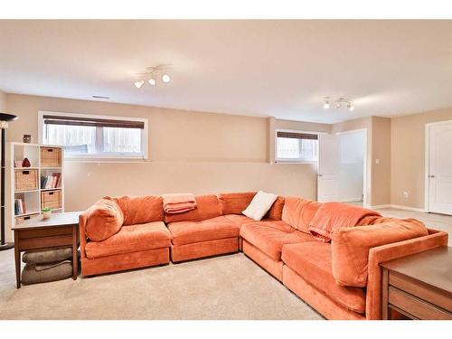 14 Edinburgh Gate West, Lethbridge, AB - Indoor Photo Showing Living Room