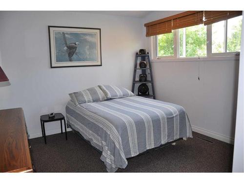 3406 Lakewood Road South, Lethbridge, AB - Indoor Photo Showing Bedroom