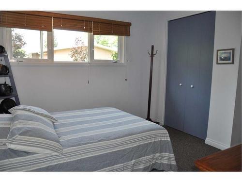 3406 Lakewood Road South, Lethbridge, AB - Indoor Photo Showing Bedroom