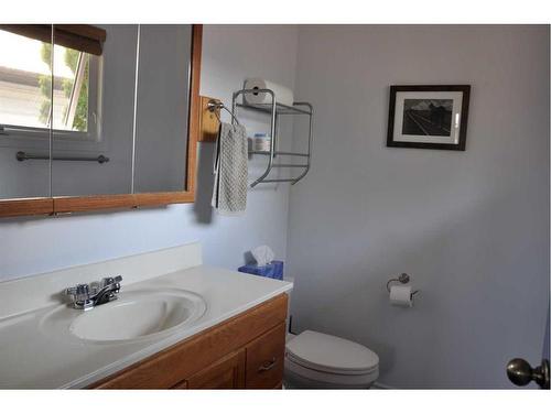 3406 Lakewood Road South, Lethbridge, AB - Indoor Photo Showing Bathroom