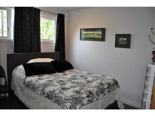 3406 Lakewood Road South, Lethbridge, AB - Indoor Photo Showing Bedroom