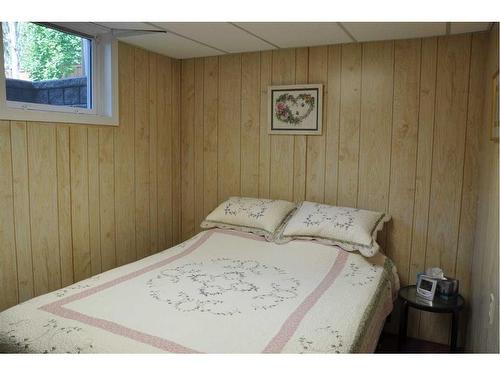 3406 Lakewood Road South, Lethbridge, AB - Indoor Photo Showing Bedroom