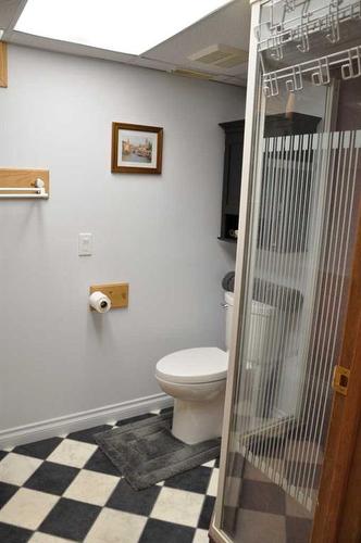 3406 Lakewood Road South, Lethbridge, AB - Indoor Photo Showing Bathroom