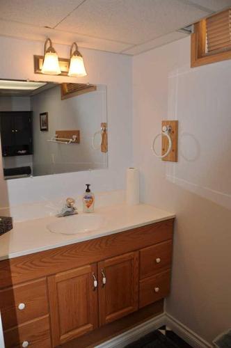 3406 Lakewood Road South, Lethbridge, AB - Indoor Photo Showing Bathroom