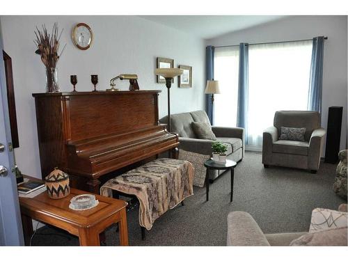 3406 Lakewood Road South, Lethbridge, AB - Indoor Photo Showing Living Room