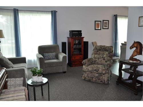 3406 Lakewood Road South, Lethbridge, AB - Indoor Photo Showing Living Room