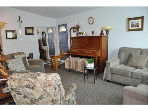 3406 Lakewood Road South, Lethbridge, AB - Indoor Photo Showing Living Room