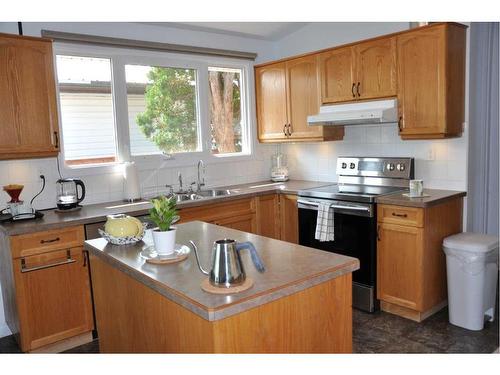 3406 Lakewood Road South, Lethbridge, AB - Indoor Photo Showing Kitchen With Double Sink