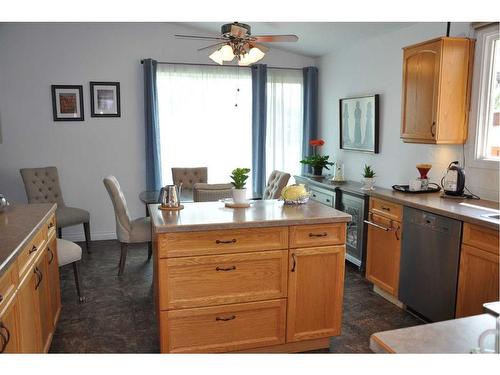 3406 Lakewood Road South, Lethbridge, AB - Indoor Photo Showing Kitchen