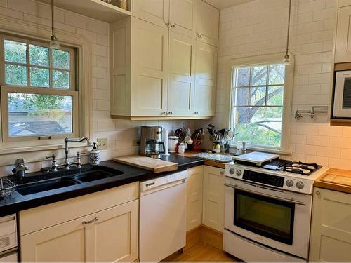 12106 21 Avenue, Blairmore, AB - Indoor Photo Showing Kitchen With Double Sink