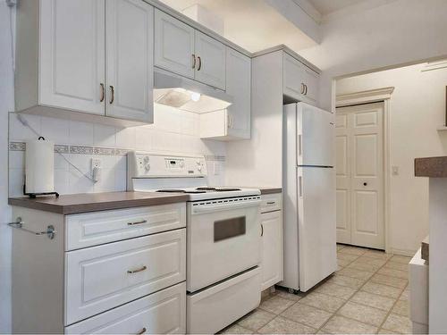 202-6 Skyline, Claresholm, AB - Indoor Photo Showing Kitchen