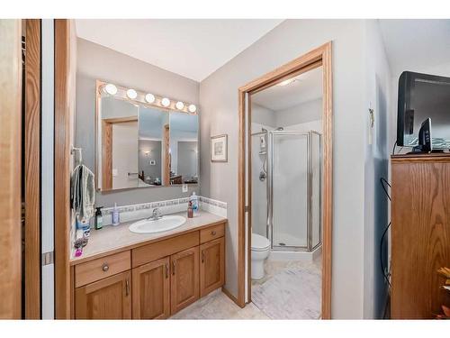 209 Uplands Boulevard North, Lethbridge, AB - Indoor Photo Showing Bathroom