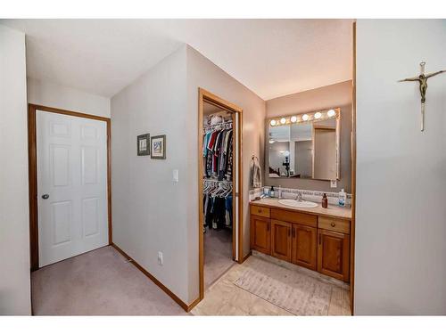 209 Uplands Boulevard North, Lethbridge, AB - Indoor Photo Showing Bathroom