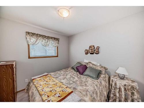 209 Uplands Boulevard North, Lethbridge, AB - Indoor Photo Showing Bedroom