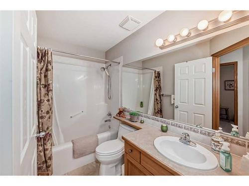 209 Uplands Boulevard North, Lethbridge, AB - Indoor Photo Showing Bathroom