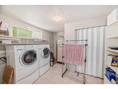 209 Uplands Boulevard North, Lethbridge, AB - Indoor Photo Showing Laundry Room