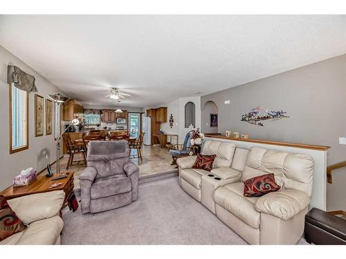 209 Uplands Boulevard North, Lethbridge, AB - Indoor Photo Showing Living Room