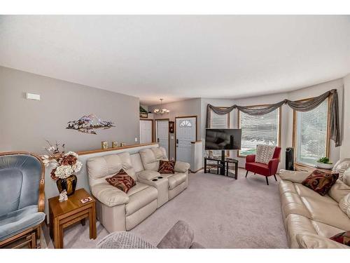 209 Uplands Boulevard North, Lethbridge, AB - Indoor Photo Showing Living Room