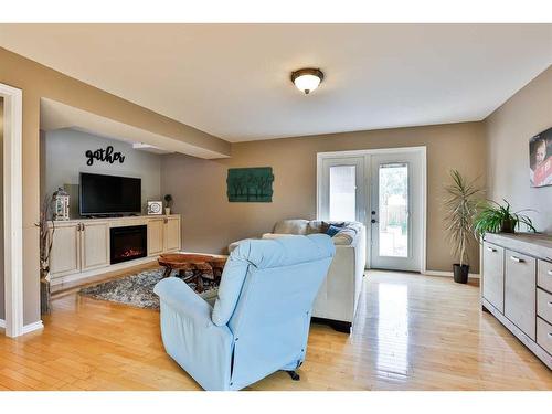 5831 46A Street, Taber, AB - Indoor Photo Showing Living Room