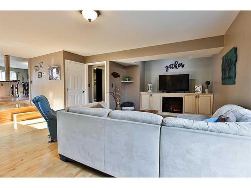 5831 46A Street, Taber, AB - Indoor Photo Showing Living Room