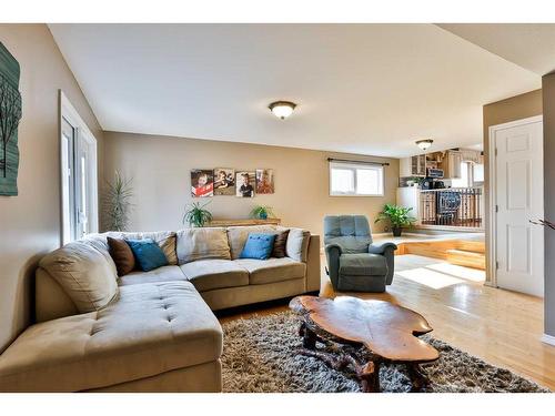 5831 46A Street, Taber, AB - Indoor Photo Showing Living Room