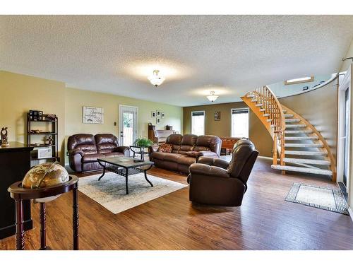 5831 46A Street, Taber, AB - Indoor Photo Showing Living Room