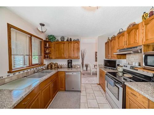 85 Sherwood Boulevard West, Lethbridge, AB - Indoor Photo Showing Kitchen With Double Sink