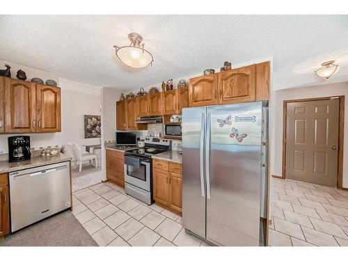 85 Sherwood Boulevard West, Lethbridge, AB - Indoor Photo Showing Kitchen